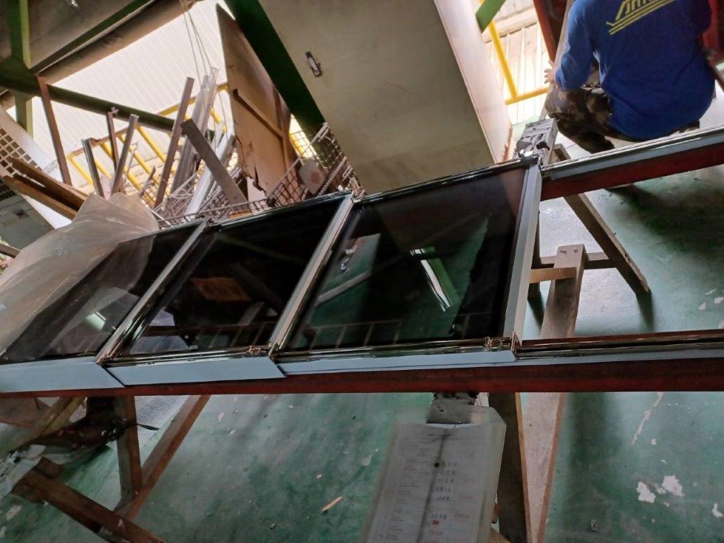 Weathertight sliding hatch